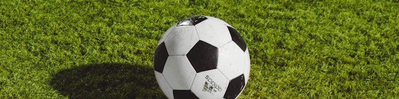 足球运动员在绿茵场上激烈拼抢的瞬间